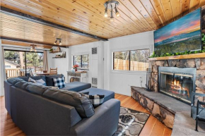Dream Street Escape -Private Hot Tub, near the Village and Lake!